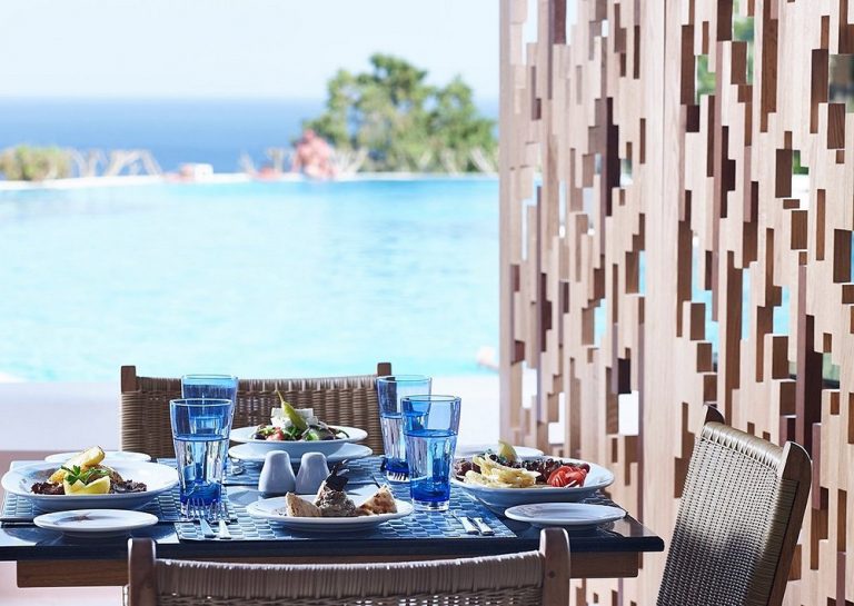 Mitsis Rodos Village – 24h „Ultra Viskas Įskaičiuota“: Modernumas, Komfortas ir Tvarumo Magija ??